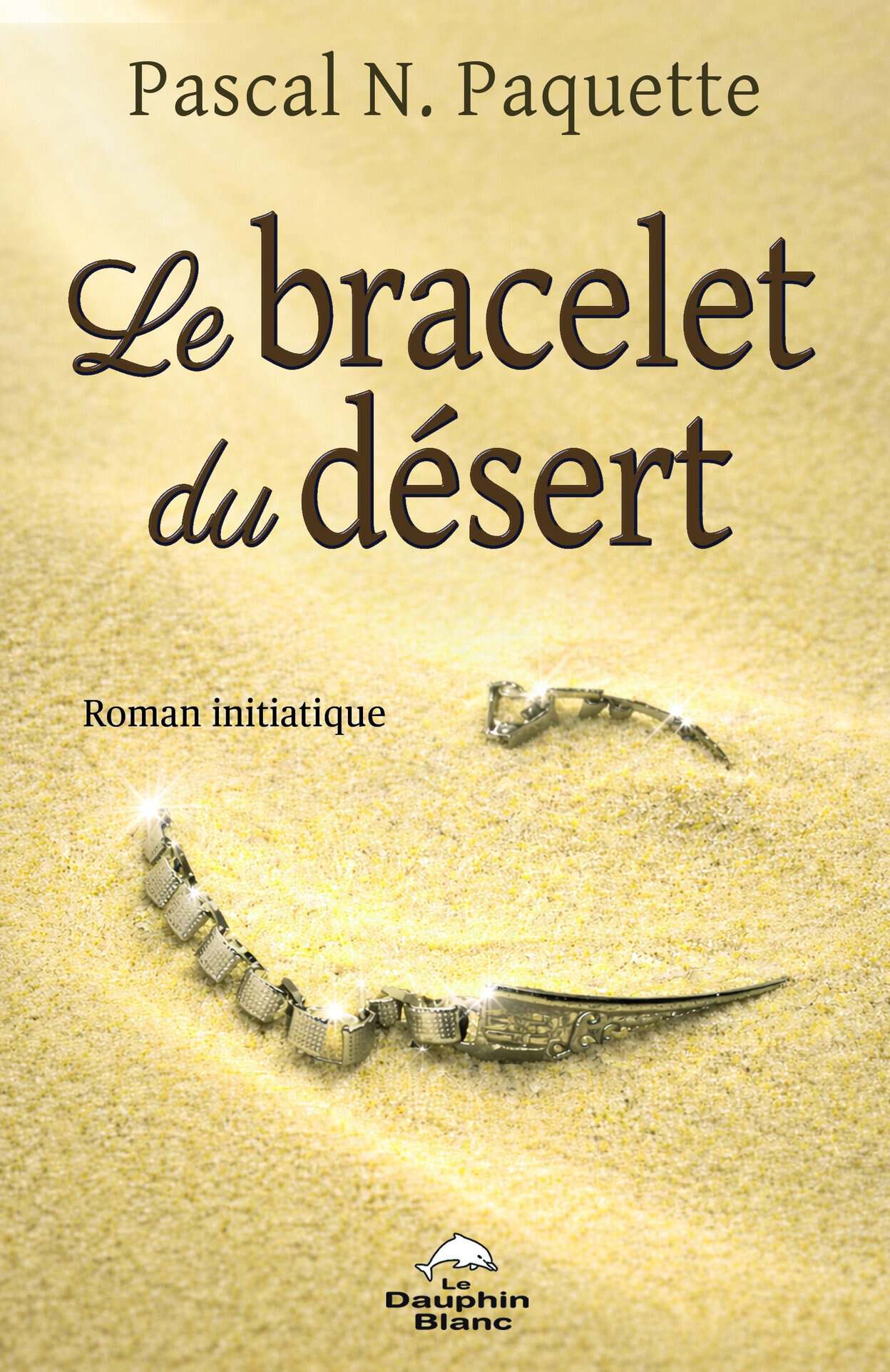 Couverture du roman initiatique Le bracelet du désert de Pascal N. Paquette, un bracelet argenté à demi enfoui dans le sable doré du désert