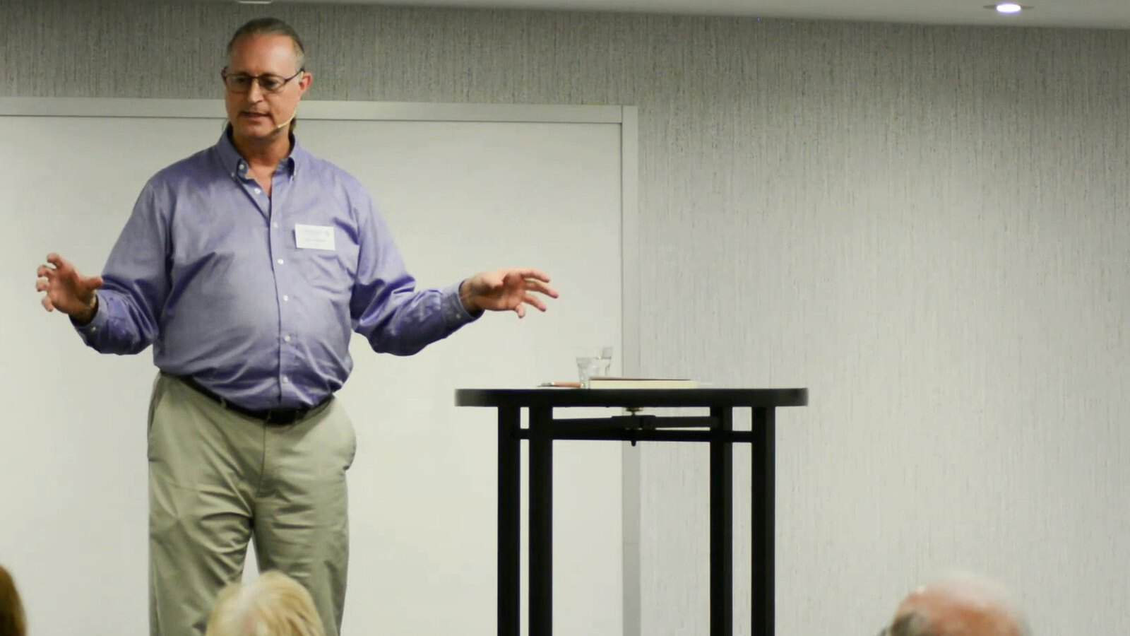 Pascal N. Paquette speaking at the Salon de l'Éveil, arms open