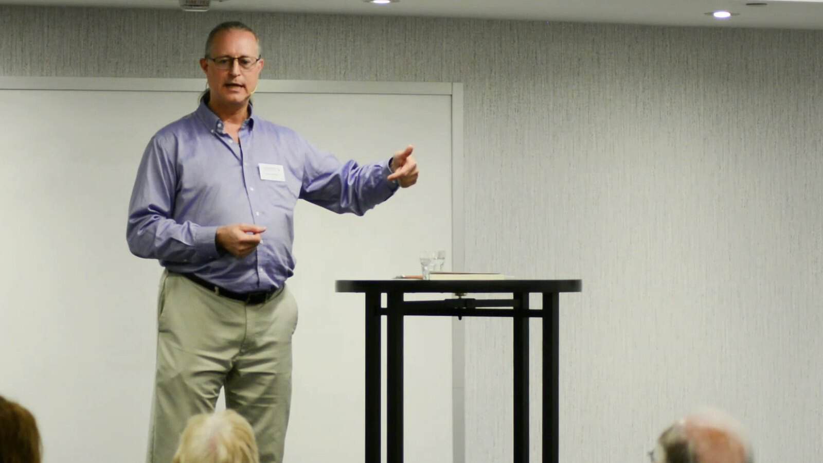 Pascal N. Paquette speaking at the Salon de l'Éveil, one arm stretched out toward the room