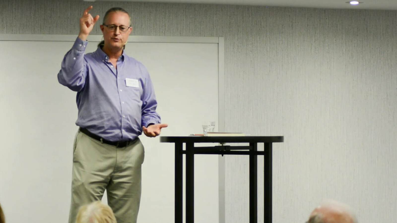 Pascal N. Paquette speaking at the Salon de l'Éveil, index finger raised