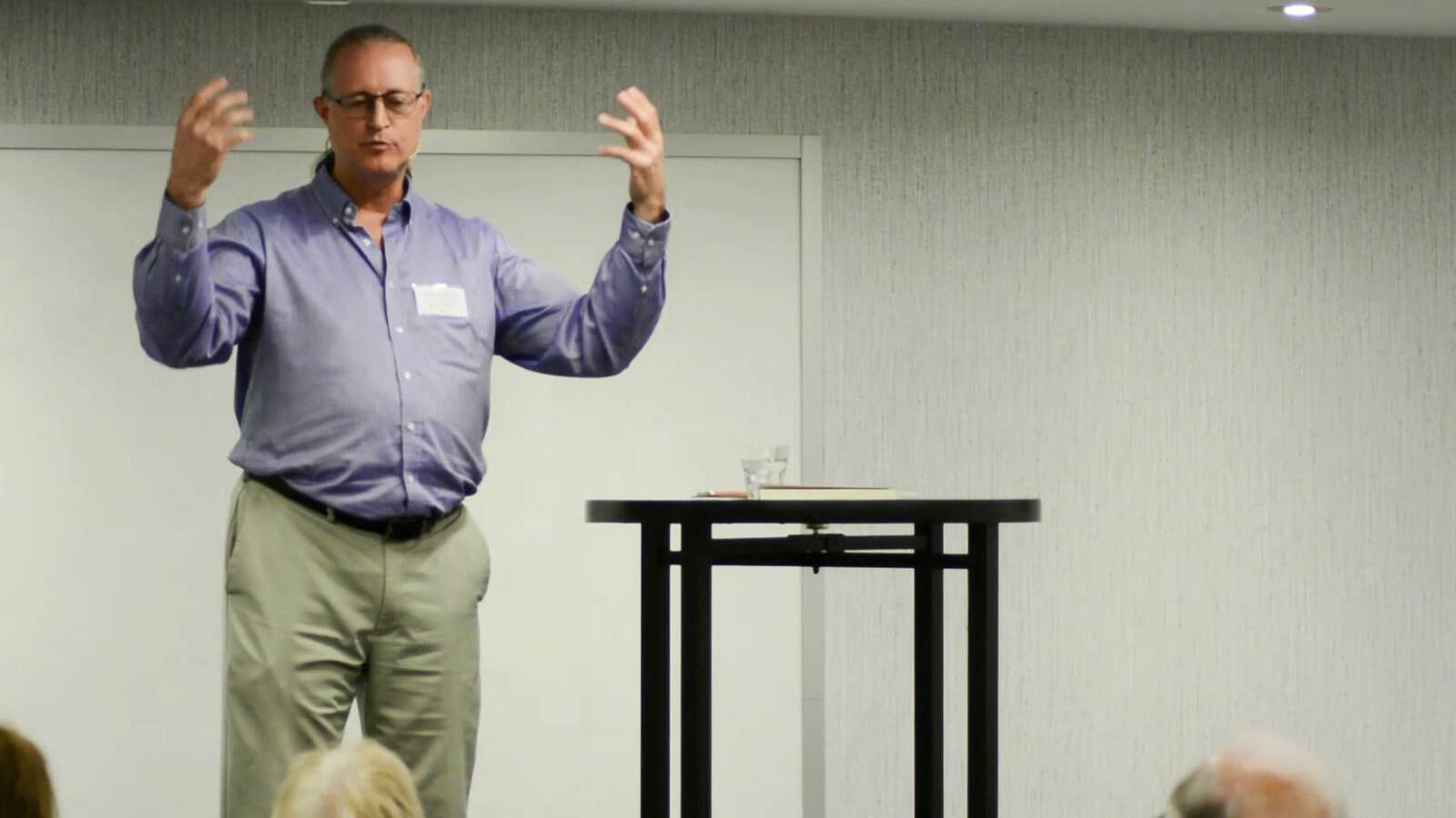 Pascal N. Paquette speaking at the Salon de l'Éveil, both hands raised